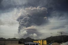 San Vicente: Volcán La Soufriere entra en erupción y provoca que miles de personas sean evacuadas