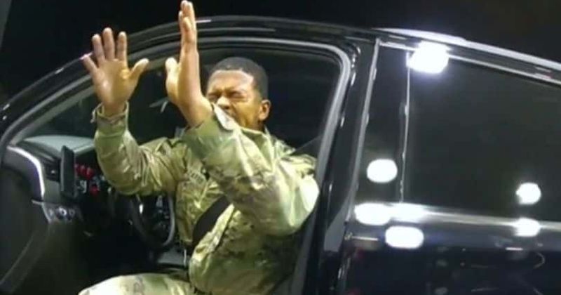 Un teniente del Ejército presenta una demanda de 1 millón de dólares contra los agentes de policía que lo “rociaron con gas pimienta y lo agredieron”