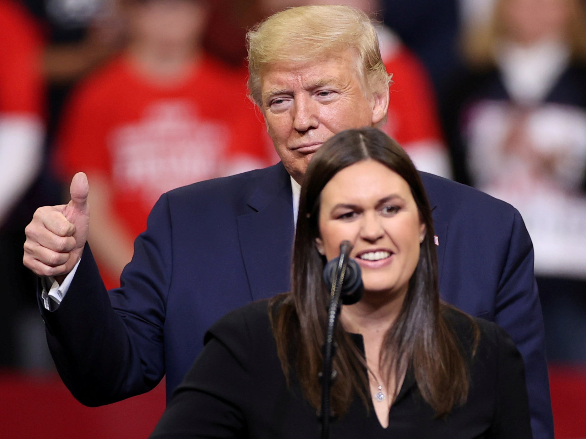 Trump organiza evento de campaña para Sarah Huckabee Sanders en el que no se pidió el uso de cubrebocas