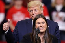 Trump organiza evento de campaña para Sarah Huckabee Sanders en el que no se pidió el uso de cubrebocas
