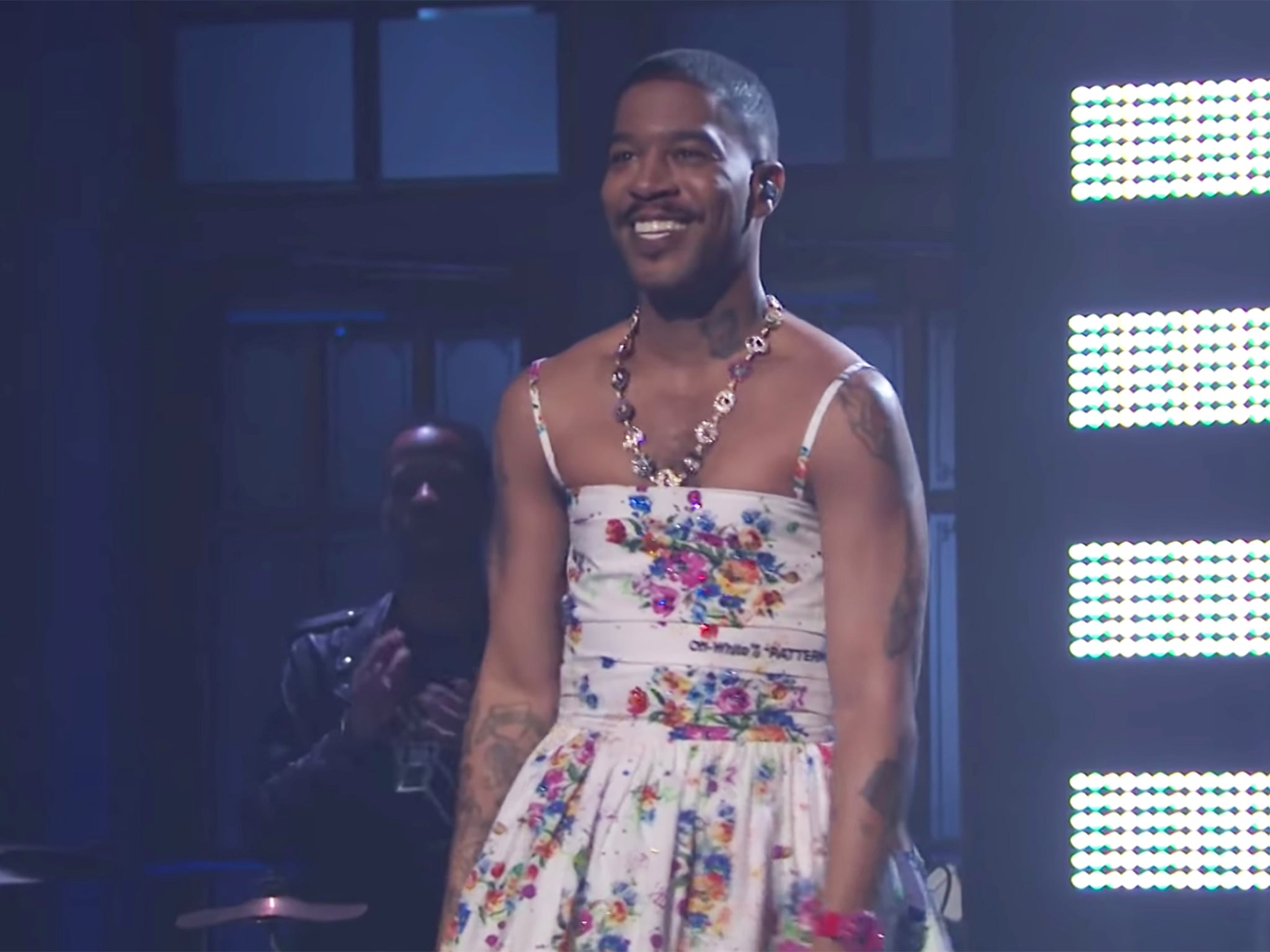 SNL: Kid Cudi se presenta en vivo con un vestido floral en honor a Kurt Cobain