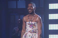 SNL: Kid Cudi se presenta en vivo con un vestido floral en honor a Kurt Cobain