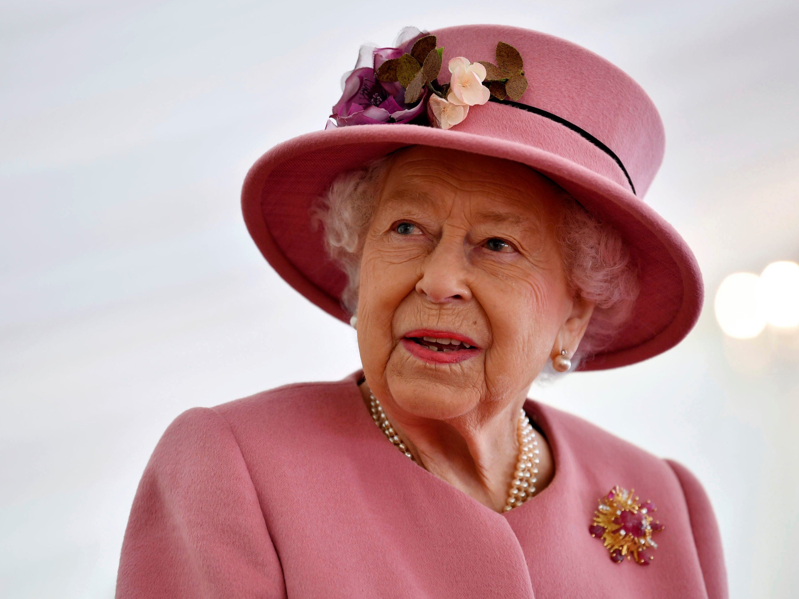 La reina regresa a los deberes reales tras la muerte del príncipe Felipe