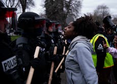 Daunte Wright: Manifestantes exigen justicia por el tiroteo policial de un hombre negro de 20 años en los suburbios de Minneapolis