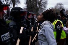 Daunte Wright: Manifestantes exigen justicia por el tiroteo policial de un hombre negro de 20 años en los suburbios de Minneapolis
