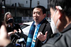 Andrew Yang recibe críticas luego de admitir que regaló a su perro en una extraña publicación para conmemorar el Día Nacional de las Mascotas