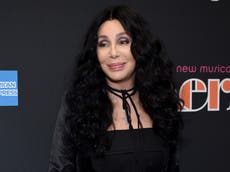 Cher dice que la supremacía blanca es el “sueño” del partido republicano y critica las leyes de votación de Georgia