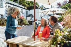 ¿Se puede tomar alcohol antes o después de la vacuna contra el coronavirus?