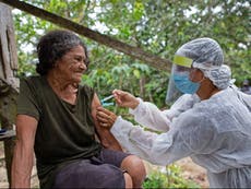 Enfermera reutiliza las jeringas de la vacuna del COVID-19 en Brasil