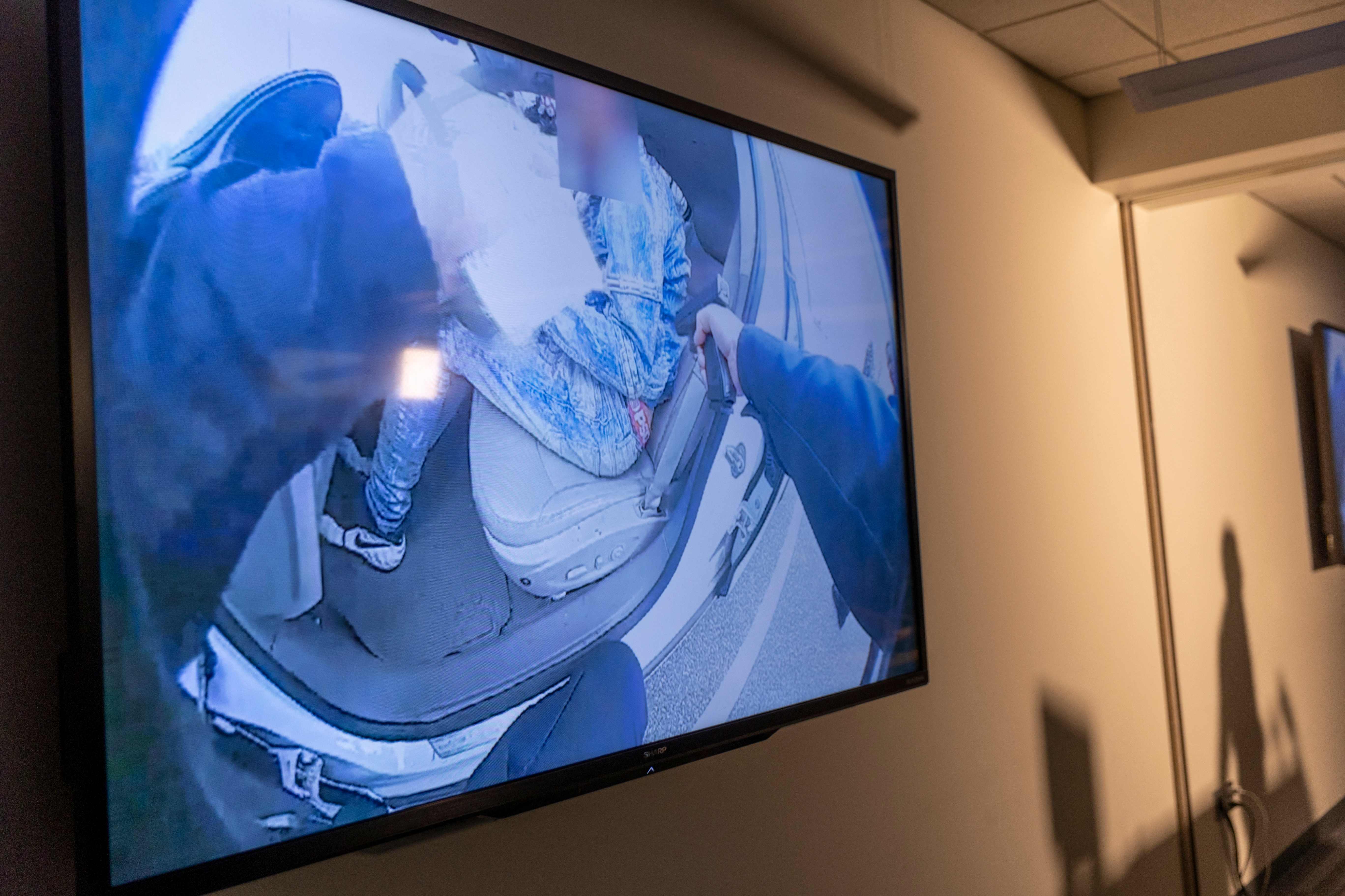 Daunte Wright: El jefe de policía sale indignado de rueda de prensa tras revelar que el oficial disparó “accidentalmente” 