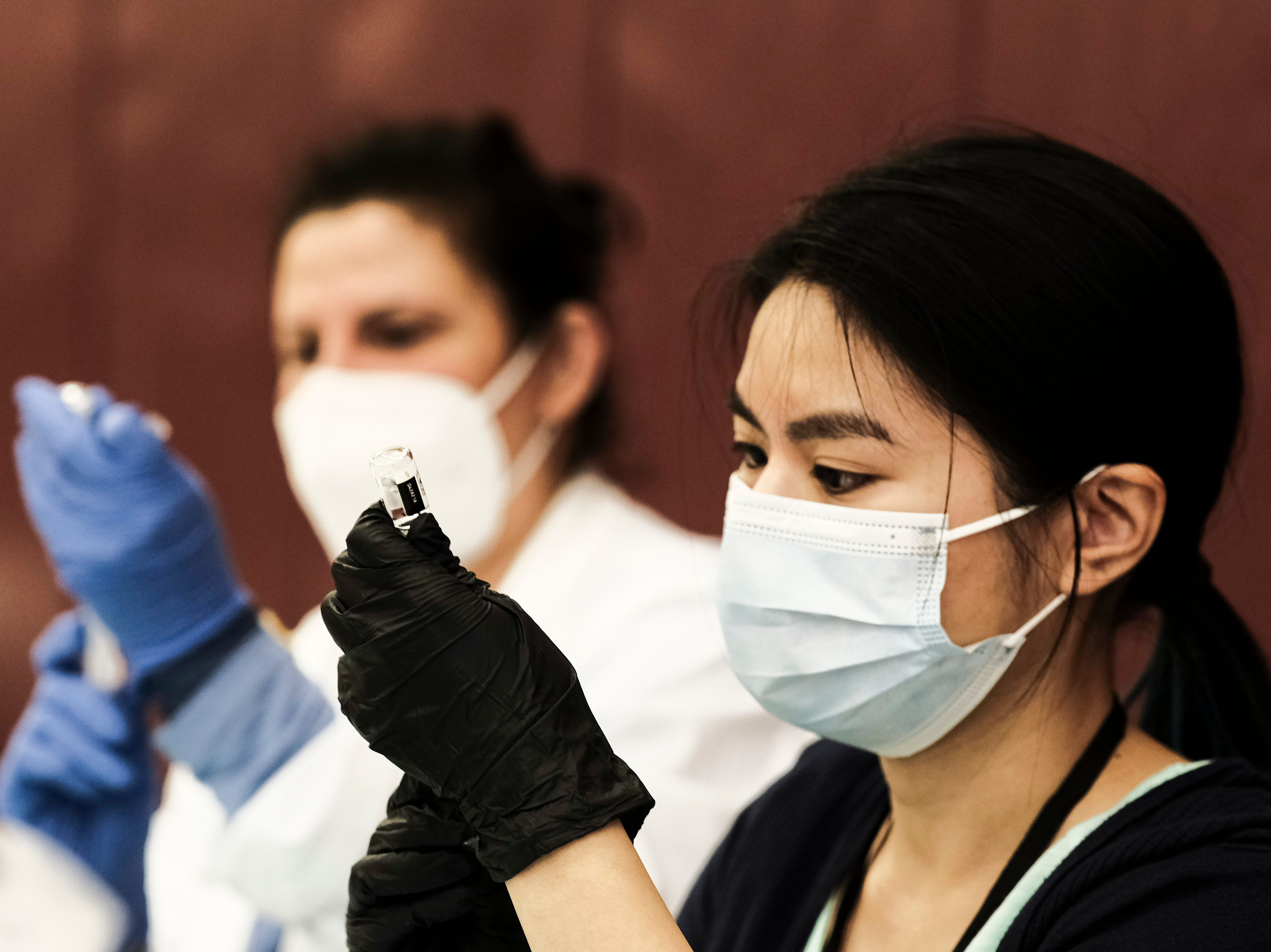 EE.UU. frena vacuna Johnson&Johnson tras casos de coagulación sanguínea