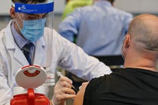 Administración de Biden gastará $3 mil millones para combatir las dudas por vacunación