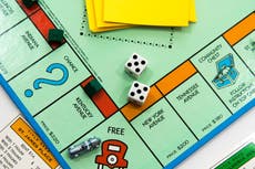 Encuentran enorme tablero de Monopoly impreso a mano debajo de la alfombra