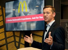 Director ejecutivo de McDonald’s se disculpa por mensajes “racistas” contra niños muertos en tiroteos