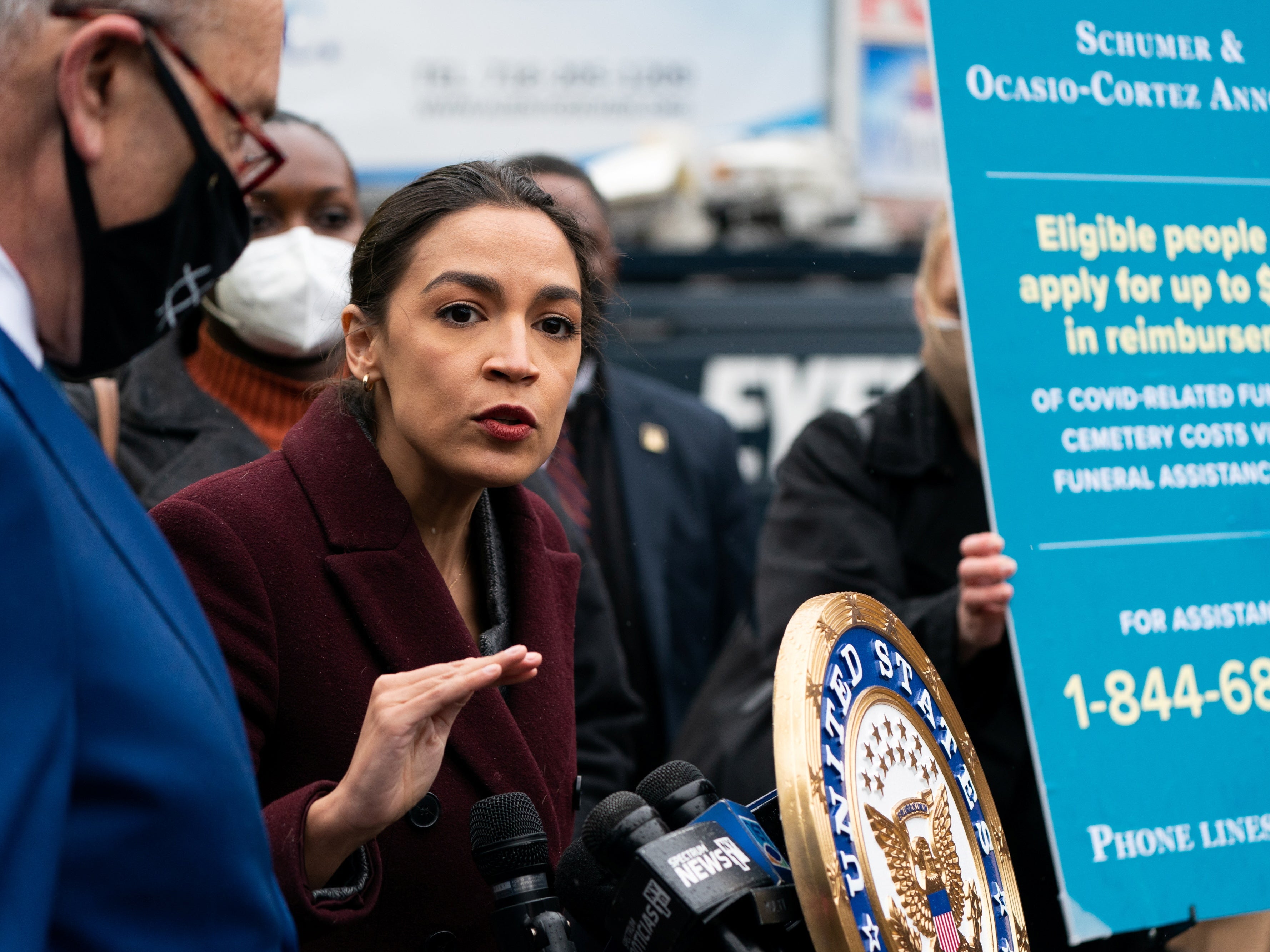 “Devuelva su dinero socialista”: los demócratas presionados para devolver las donaciones de campaña de Alexandria Ocasio-Cortez