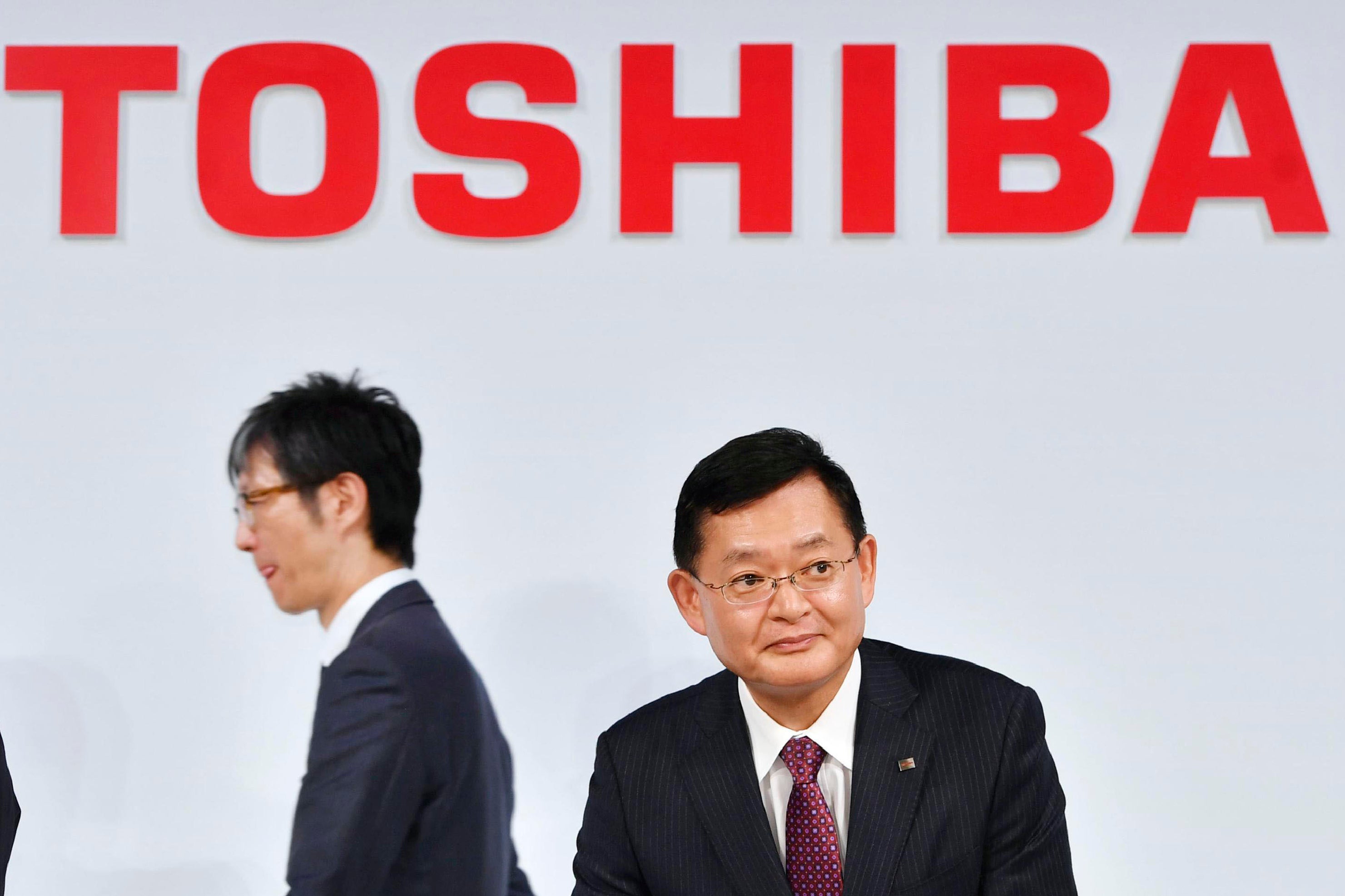 TOSHIBA-CEO RENUNCIA