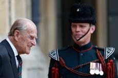 La reina regresa a sus deberes reales tras deceso de Felipe
