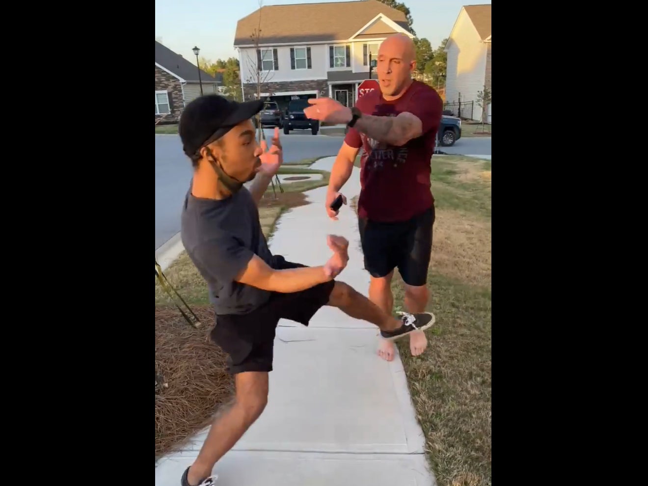 Video de hombre negro siendo acosado por caminar “en el vecindario equivocado” se vuelve viral