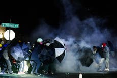 Los manifestantes de Daunte Wright usan paraguas como escudos contra la policía