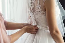 La pandemia canceló su boda; mujer se vacuna usando su vestido de novia