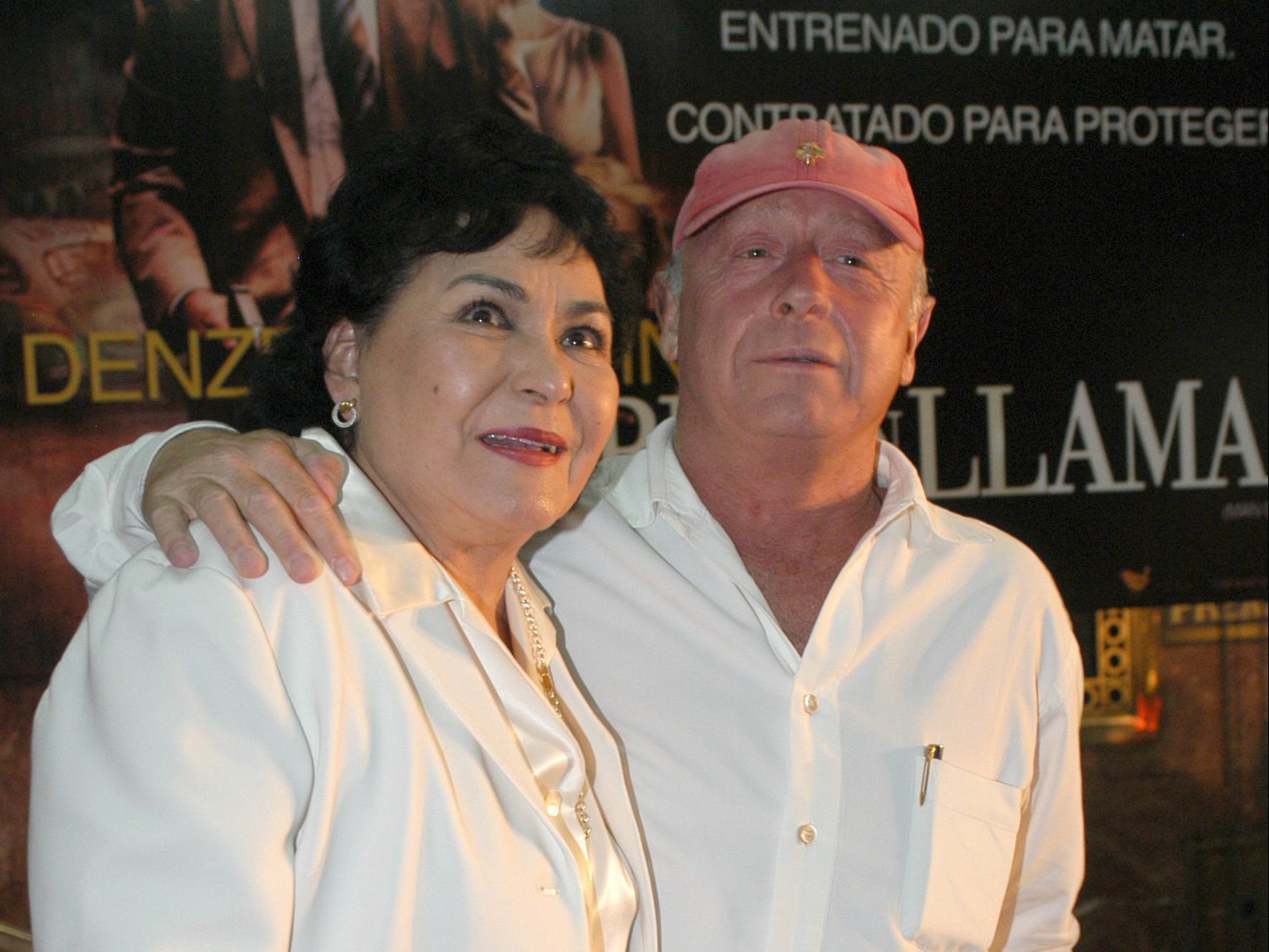 El director de cine británico Tony Scott (derecha) posa con la actriz mexicana Carmen Salinas el lunes 9 de agosto de 2004 durante la alfombra roja del estreno de Man on Fire . Salinas empleó una peluca utilizada durante el rodaje de la cinta para vacunarse de incógnito.