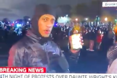 Manifestante de Daunte Wright muestra lata de sopa, burlándose de comentarios de Trump