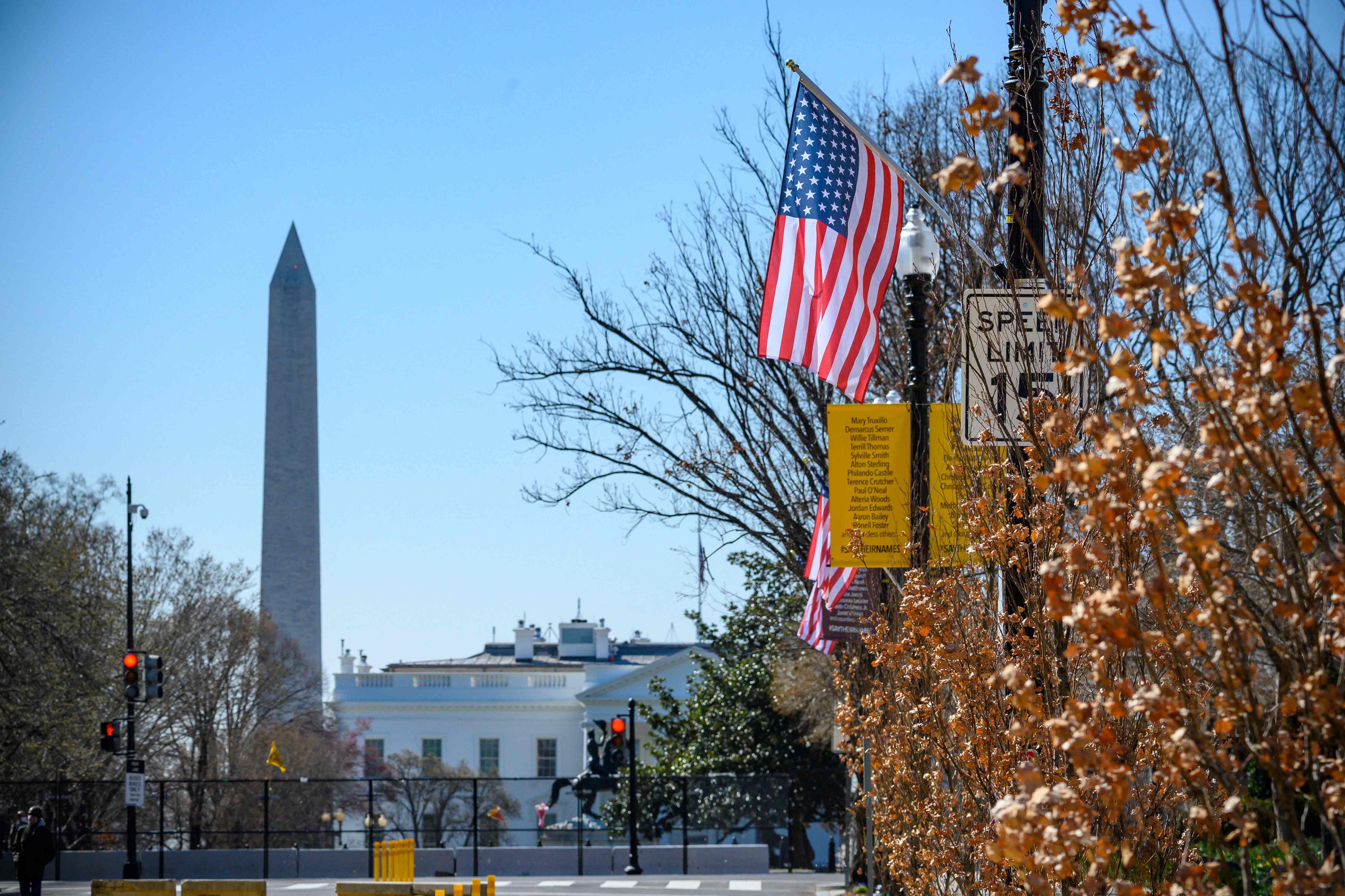 Las barras y estrellas se ciernen sobre Black Lives Matter Plaza en Washington DC, con una estrella adicional que simboliza la ambición de hacer del Distrito de Columbia el estado 51 de los EE. UU.
