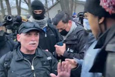 Un miembro de CNN se derrumba luego de que manifestantes de Daunte Wright arrojaran botellas y huevos a los periodistas