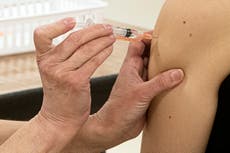 La mitad de los adultos de EE.UU. han recibido al menos una dosis de la vacuna COVID-19
