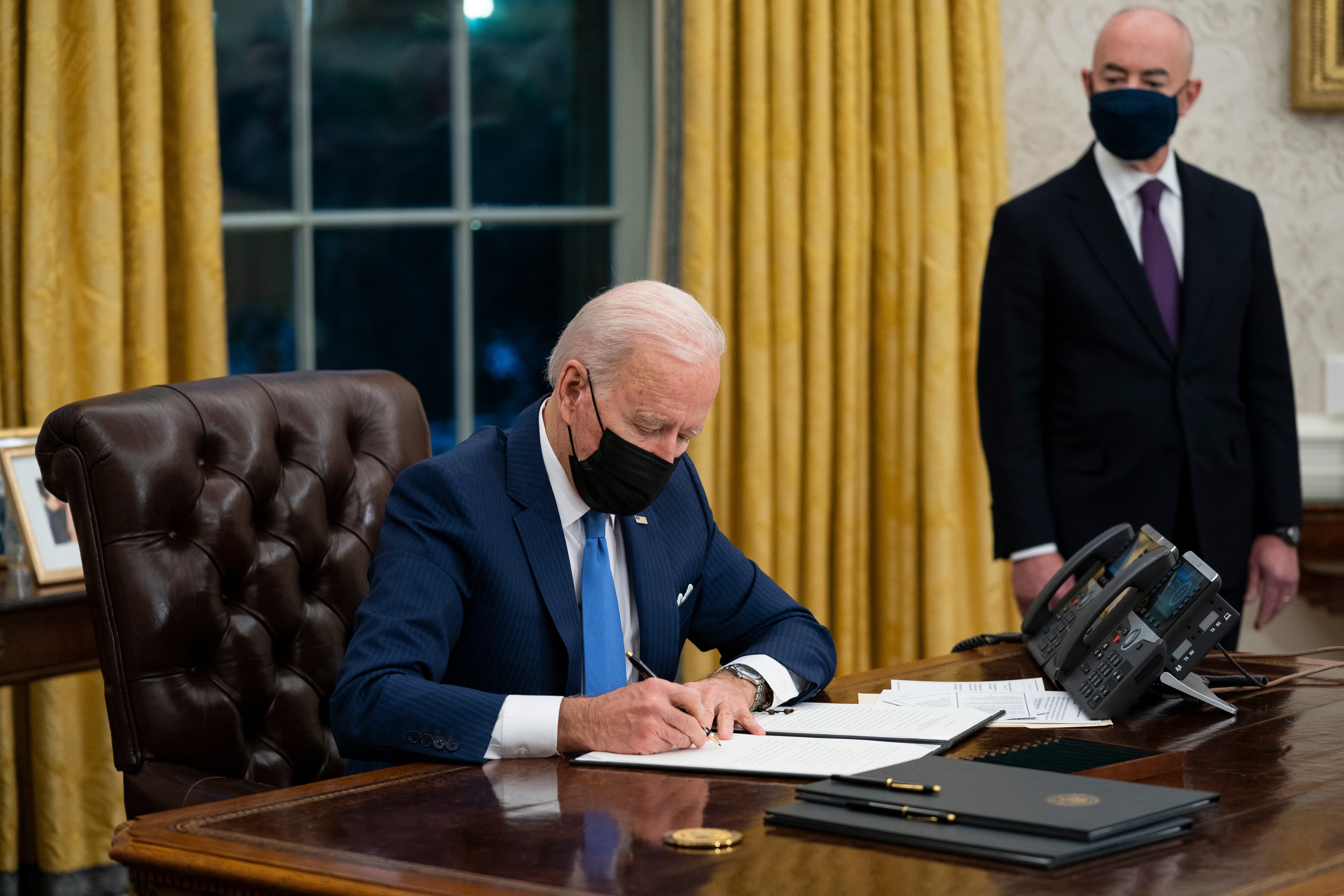 Legisladores demócratas condenan el “vergonzoso” plan de Biden para mantener las admisiones dentro de los límites de Trump