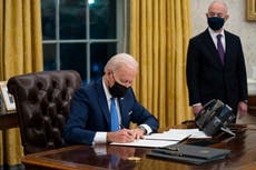 Legisladores demócratas condenan el “vergonzoso” plan de Biden para mantener las admisiones dentro de los límites de Trump