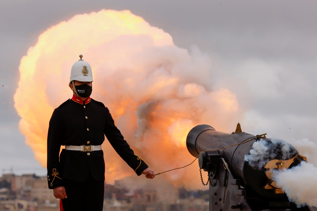 Los recreadores de Malta Heritage Trust disparan un saludo de nueve cañones para honrar al príncipe Felipe de Gran Bretaña antes de su funeral, en la Upper Barrakka Saluting Battery con vistas al Grand Harbour, en La Valeta, Malta