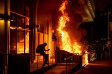 Incendios y daños en Oakland tras protesta contra la policía