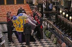 Funeral del príncipe Felipe: el ataúd del duque bajado a la bóveda real por motor eléctrico
