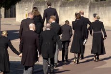 ¿Unidos por el dolor?: El Príncipe William y el Príncipe Harry charlan durante el funeral del Príncipe Felipe