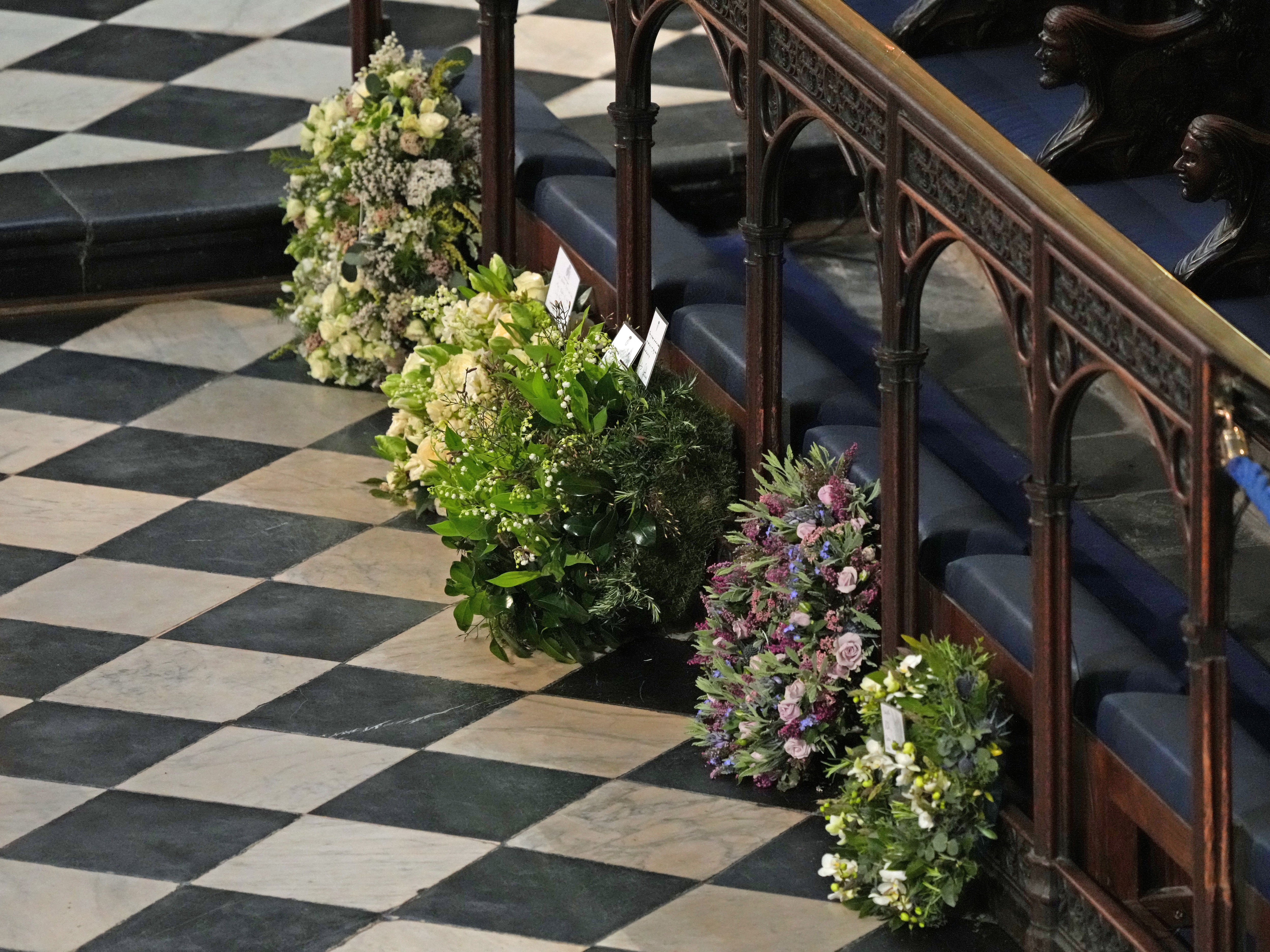 El significado simbólico detrás de todas las flores en la corona de Harry y Meghan para el Príncipe Felipe