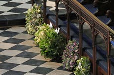 El significado simbólico detrás de todas las flores en la corona de Harry y Meghan para el Príncipe Felipe