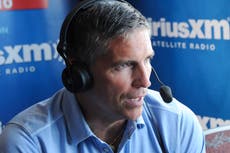 Conferencia conservadora con destacados partidarios de QAnon cierra con de quema de máscaras de Covid