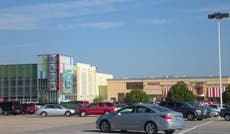 Tras tiroteo en centro comercial de Nebraska, sospechosos continúan en libertad