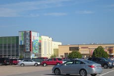 Tras tiroteo en centro comercial de Nebraska, sospechosos continúan en libertad