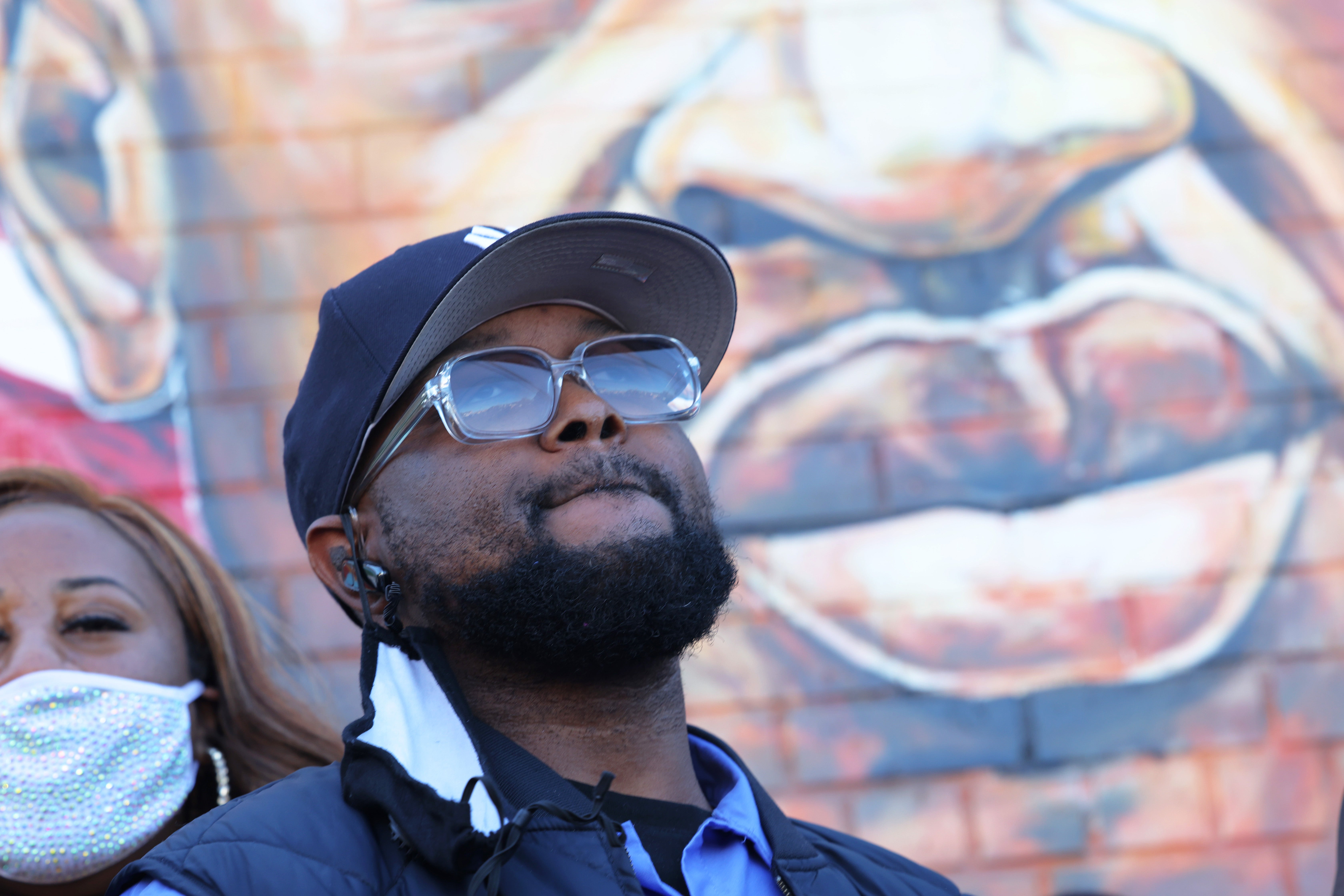 “Tienes derecho a estar enojado, pero exprésalo pacíficamente”, dice hermano de George Floyd
