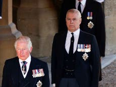 El príncipe Carlos “animó a la reina para obligar a su hermano Andrés a renunciar a los deberes reales” tras entrevista con BBC