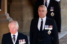 El príncipe Carlos “animó a la reina para obligar a su hermano Andrés a renunciar a los deberes reales” tras entrevista con BBC