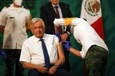 AMLO entrega reconocimientos por Día Internacional de la Enfermería