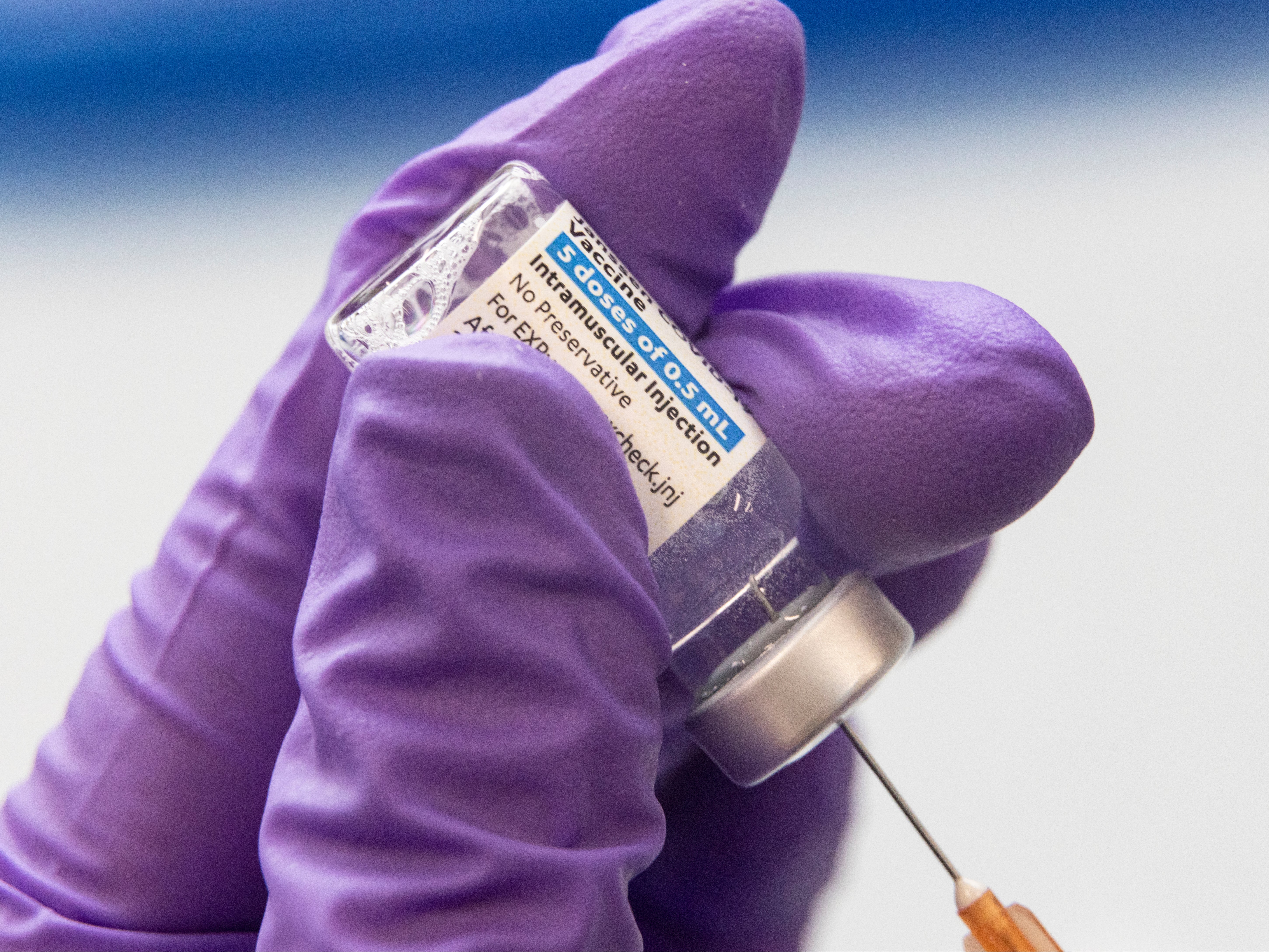 Hay un “posible vínculo” entre la vacuna Johnson & Johnson y los coágulos de sangre, según regulador europeo