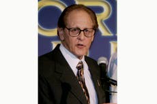 Globos de Oro expulsan a expresidente