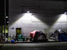 Ordenan a Los Ángeles encontrar alojamiento para personas sin hogar en Skid Row