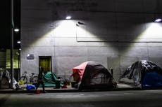 Ordenan a Los Ángeles encontrar alojamiento para personas sin hogar en Skid Row