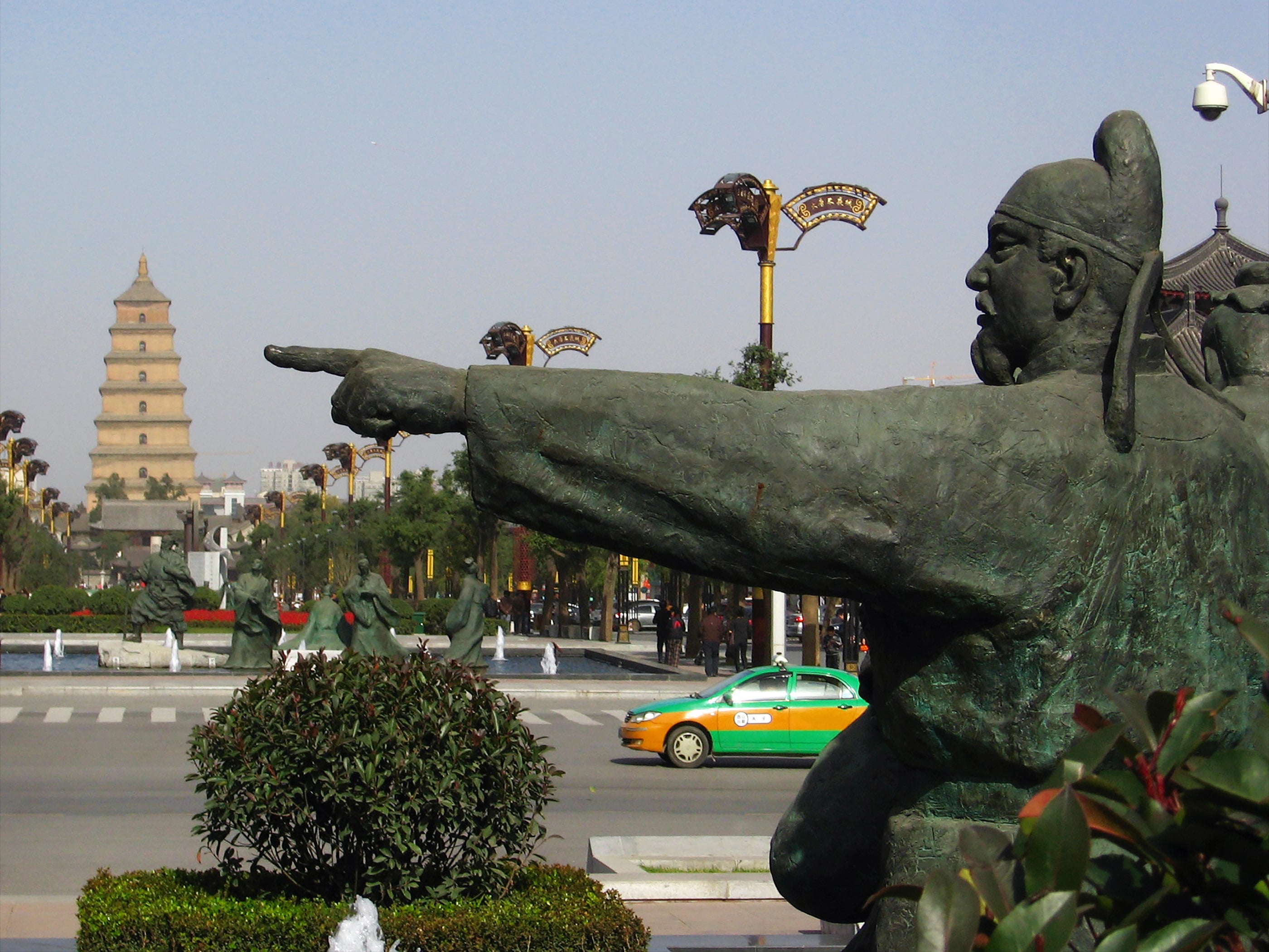 China: Tras protestas, quitan estatua de mujer amantando a anciana