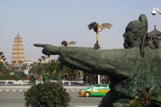 China: Tras protestas, quitan estatua de mujer amantando a anciana